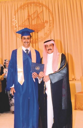 الشيخ د.إبراهيم الدعيج مكرما حفيده الخريج إبراهيم جاسم الغانم ﻿