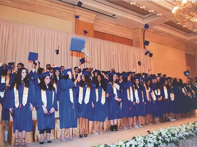 مجموعة من الطالبات الخريجات﻿