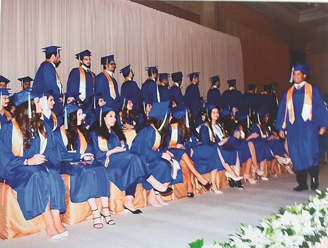 عدد من الخريجين والخريجات﻿
