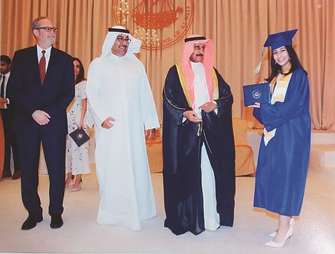 تكريم إحدى الخريجات المتفوقات﻿
