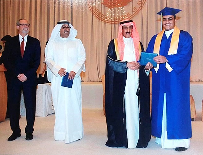 الشيخ د.إبراهيم الدعيج يكرم الطالب محمد فهد سعد العبدالله بحضور السفير الأميركي ووائل العبدالغفور ﻿