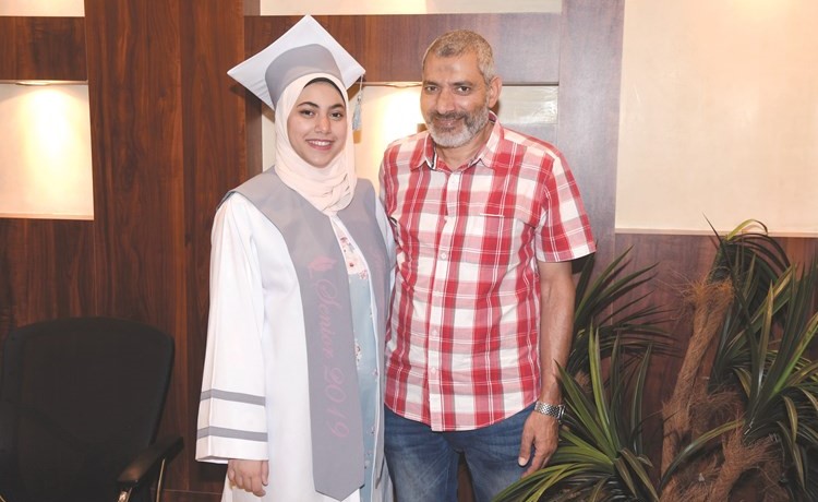 المتفوقة تسنيم مع والدها حسن محمد سعيد﻿