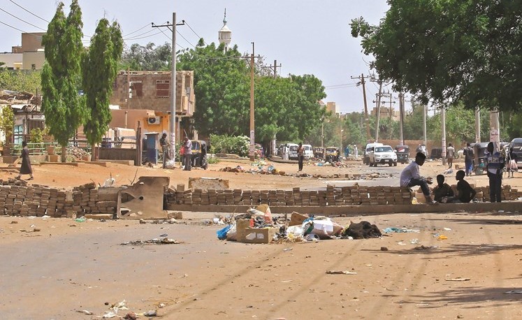 المعارضة السودانية تقيم حواجز مؤقتة لمنع قوات الأمن من الوصول اليهم أمس											(أ.ف.پ)﻿
