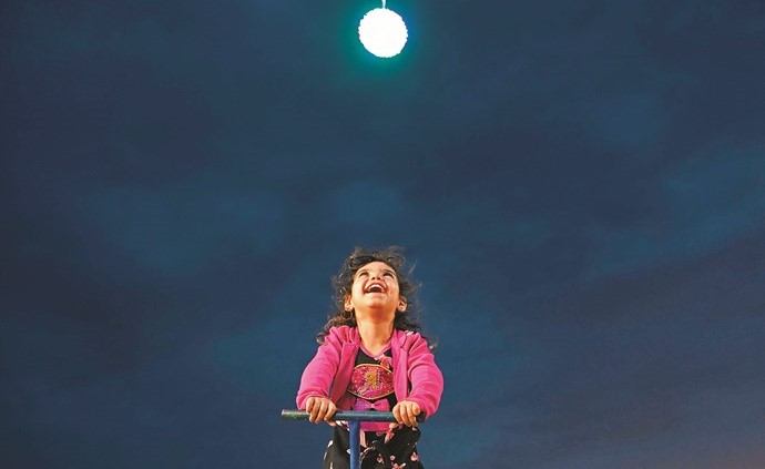 فتاة سورية في متنزه بالقرب من مخيم للنازحين في منطقة عفرين- (أ.ف.پ)﻿