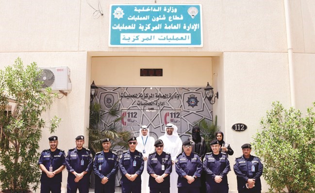اللواء جمال الصايغ متوسطا عددا من القيادات والعاملين في إدارة العمليات﻿