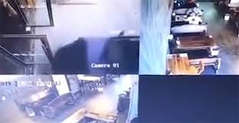 بالفيديو.. العناية الإلهية تنقذ صبيا من الموت أثناء تناوله الطعام