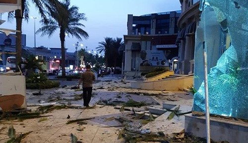 بالفيديو.. سيارة تسير بسرعة جنونية تقتحم مواقف "مول" وتحطم واجهة بنك في جدة