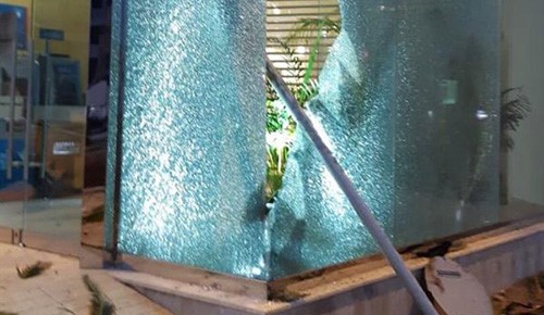 بالفيديو.. سيارة تسير بسرعة جنونية تقتحم مواقف "مول" وتحطم واجهة بنك في جدة