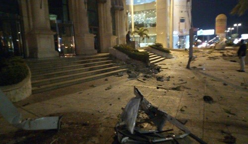 بالفيديو.. سيارة تسير بسرعة جنونية تقتحم مواقف "مول" وتحطم واجهة بنك في جدة