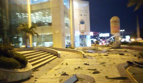 بالفيديو.. سيارة تسير بسرعة جنونية تقتحم مواقف "مول" وتحطم واجهة بنك في جدة