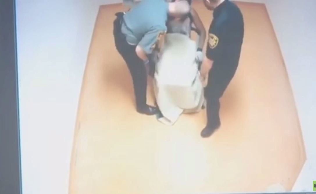 فيديو صادم من داخل أحد السجون الأمريكية