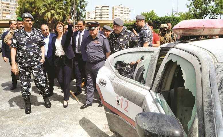 وزيرة الداخلية ريا الحسن يرافقها المدير العام لقوى الامن الداخلي اللواء عماد عثمان خلال تفقد مكان الحادثة الإرهابية (محمود الطويل)﻿