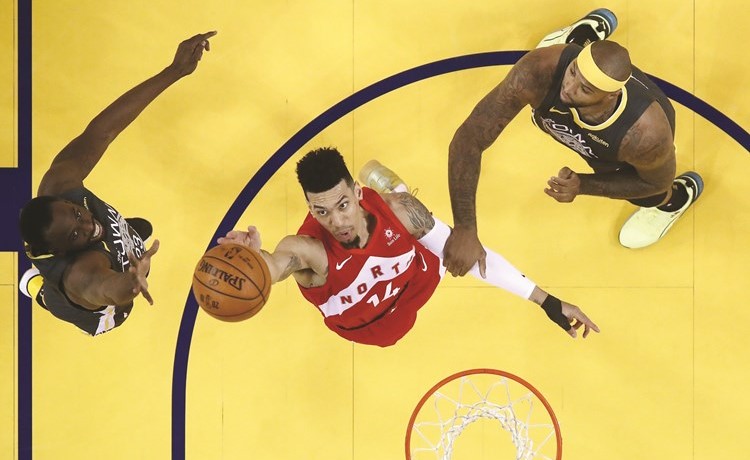 رابتورز يهزم غولدنويقترب من لقب الـ «NBA»