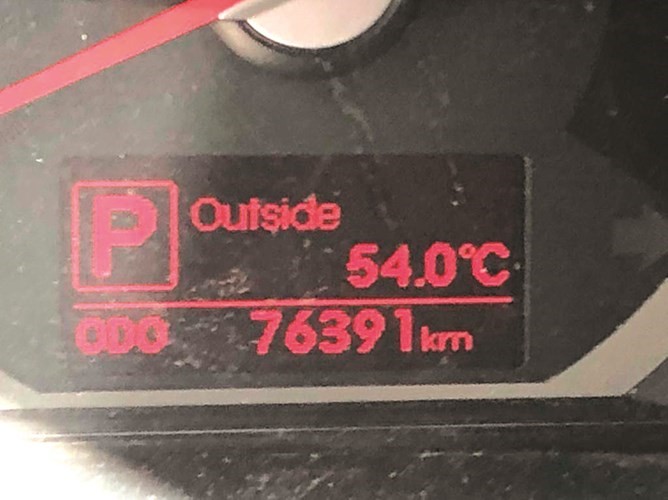 درجة الحرارة كما سجلت في إحدى السيارات 54 درجة ﻿