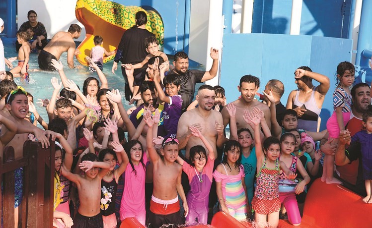 الأطفال مع أولياء الأمور﻿