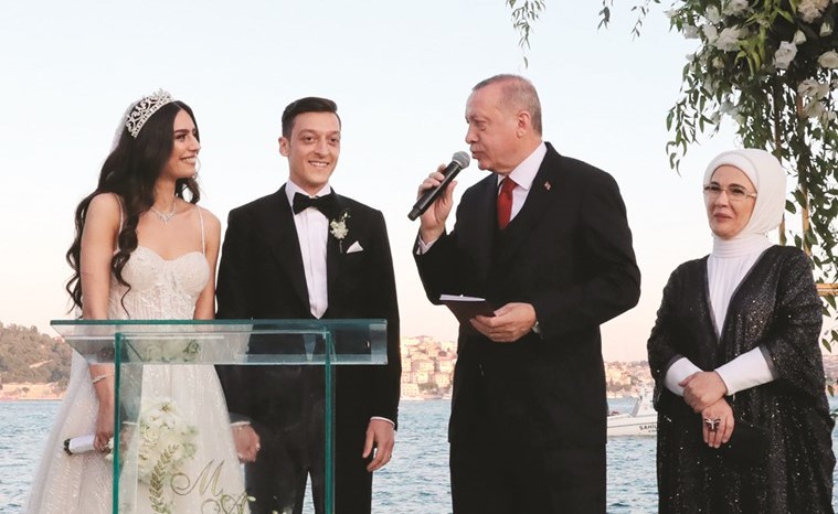 أردوغان يشهد على عقد زواج مسعود أوزيل