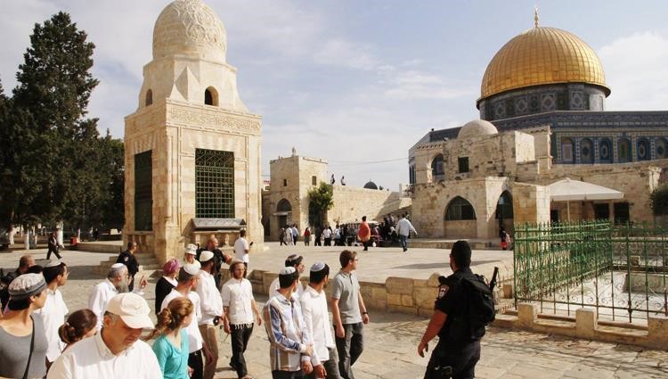 عشرات المستوطنين يقتحمون باحات المسجد الأقصى