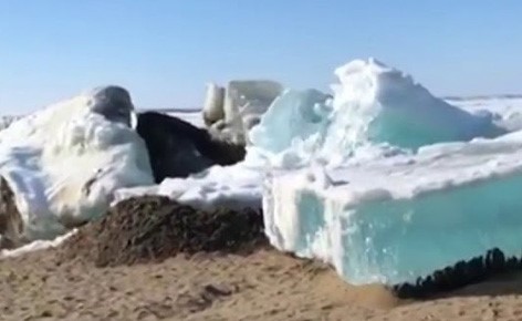 بالفيديو.. هجوم كتل جليدية على شاطئ نهر سيبيرى