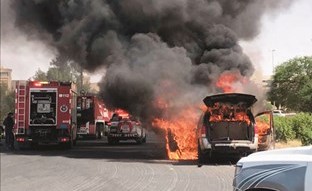 سحب دخانية كثيفة خلفها حريق المركبة﻿