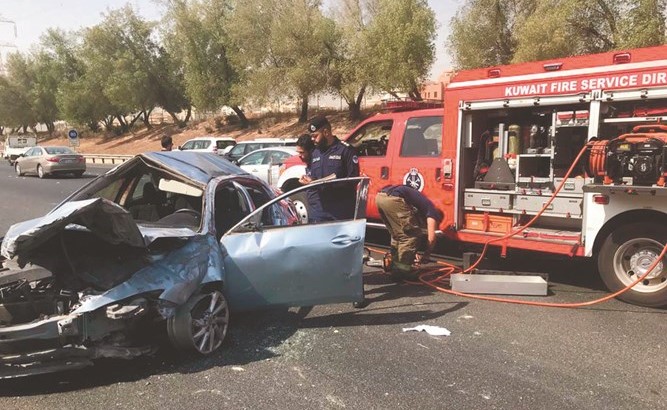 رجال الإطفاء خلال التعامل مع الحادث﻿