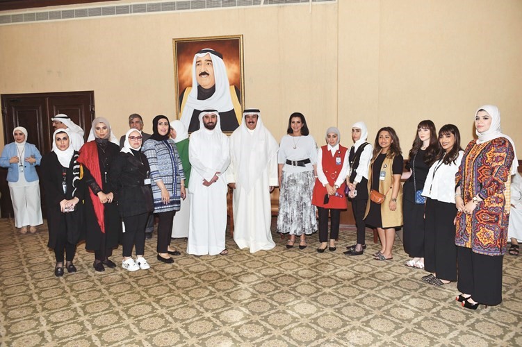 المضف وفاطمة العازمي مع أعضاء فريق العلاقات العامة ﻿