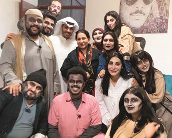  ﻿الفنانة القديرة سعاد عبدالله ود.حمد الرومي يتوسطان فريق مسرحية موجب﻿
