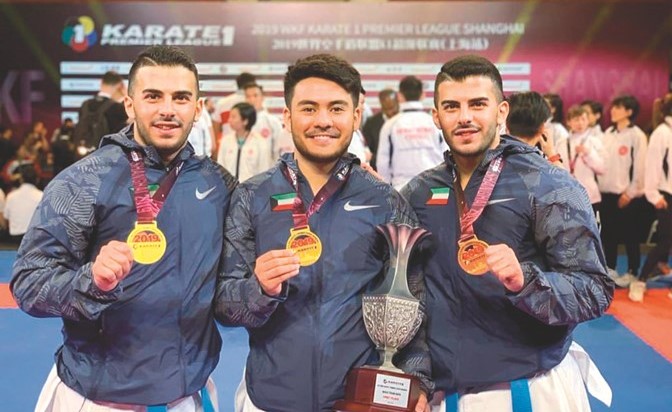 أبطال الكويت محمد الموسوي وسلمان الموسوي ومحمد أحمد بدر مع الذهب﻿