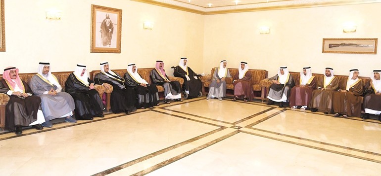 صاحب السمو الأمير الشيخ صباح الأحمد وسمو الشيخ سالم العلي وسمو ولي العهد الشيخ نواف الأحمد وأسرة آل الصباح لدى استقبالهم نائب رئيس الوزراء ووزير الداخلية في دولة الإمارات سمو الشيخ سيف بن زايد آل نهيان﻿