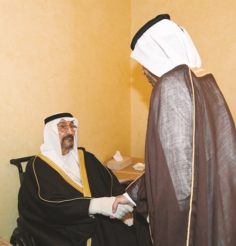 رئيس الوزراء القطري الشيخ عبدالله بن ناصر بن خليفة آل ثانيمعزيا سمو الشيخ سالم العلي﻿