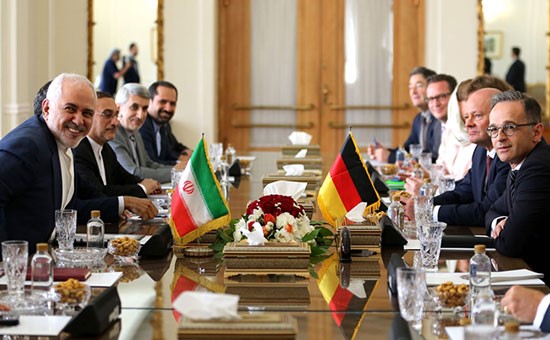 ظريف وماس قبيل اجتماعهما في طهران 