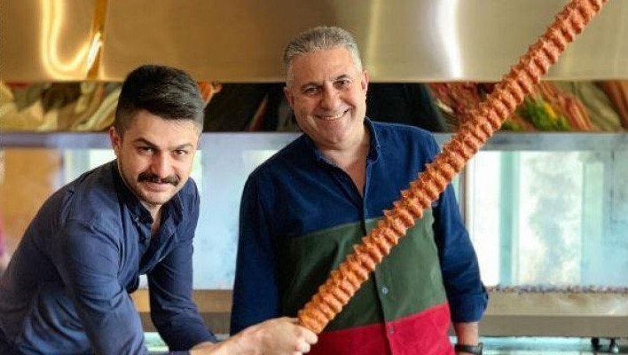 بالفيديو.. سيخ كباب بطول 60 متراً.. شيف تركي يحتفل بزواج ابنه على طريقته الخاصة