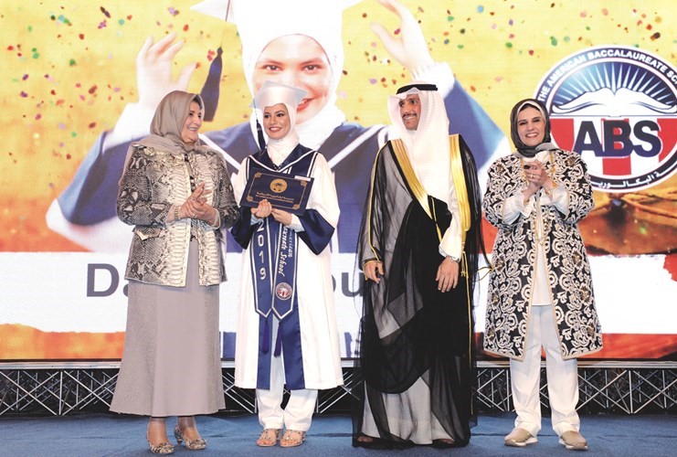 مرزوق الغانم ود.فايزة الخرافي وأريج الغانم خلال تكريم احدى الخريجات﻿