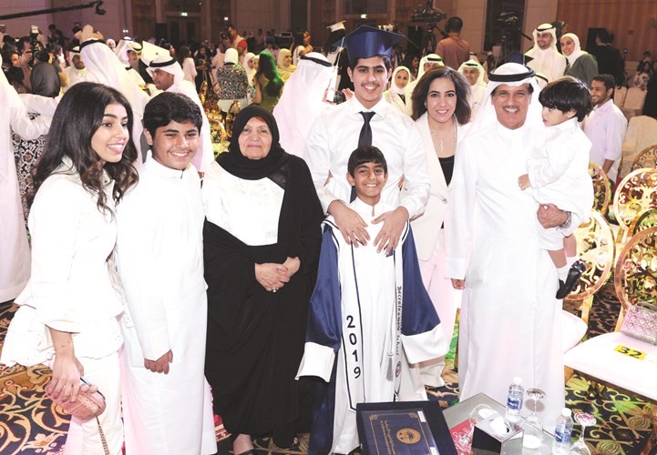 أسعد البنوان ونجله الخريج ناصر البنوان واسرته﻿