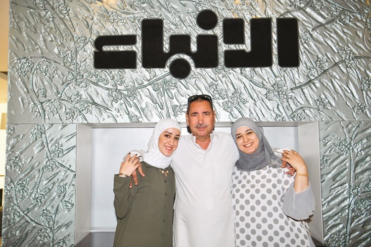 الزميل قرشي عبدالرحمن متوسطا ابنتيه أماني وأمنية﻿