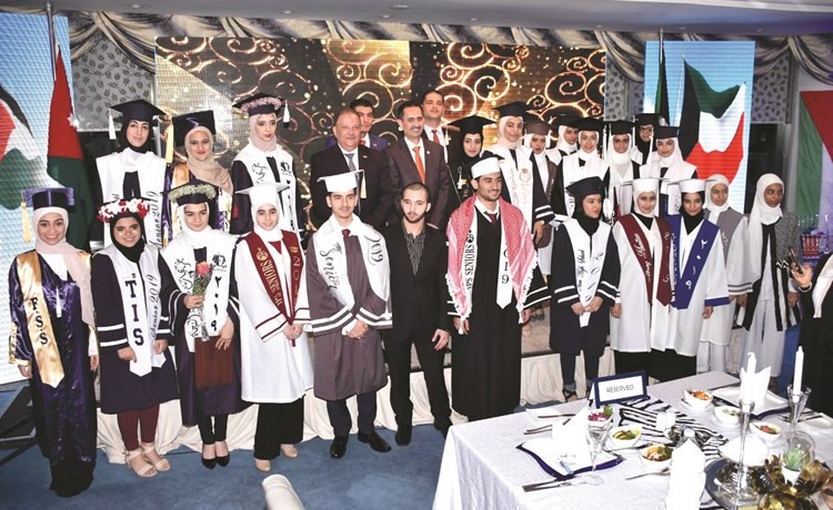 السفير الأردني صقر أبو شتال متوسطا الطلبة المكرمين خلال الحفل ﻿