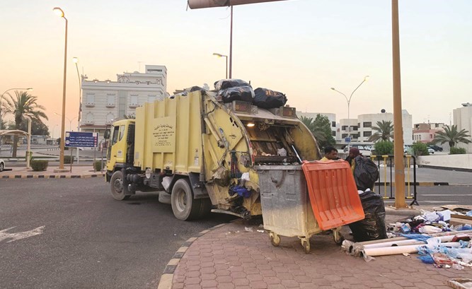 جانب من فرز النفايات في أحد مكابس النظافة﻿