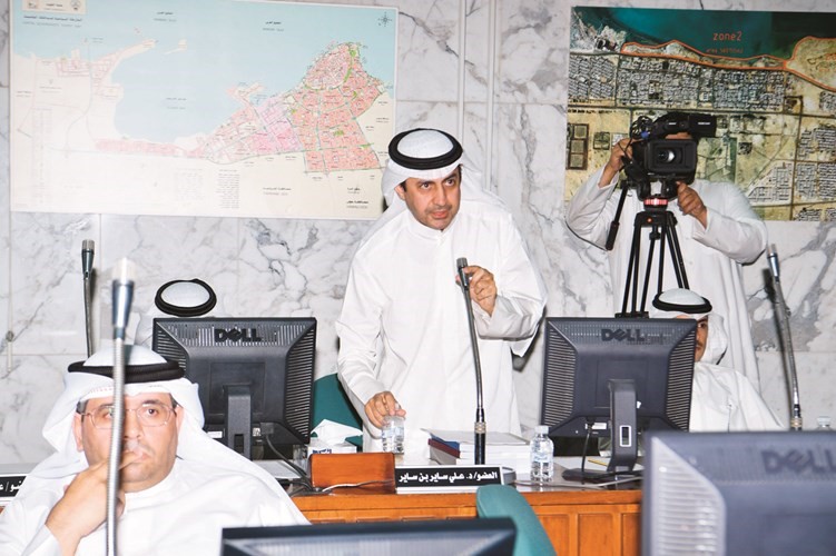 د.علي بن ساير متحدثا ﻿