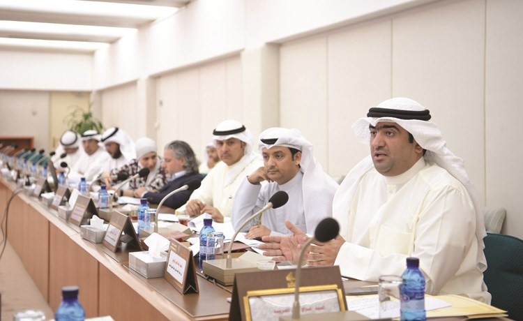 خالد الروضان وأركان وزارته اثناء الاجتماع﻿