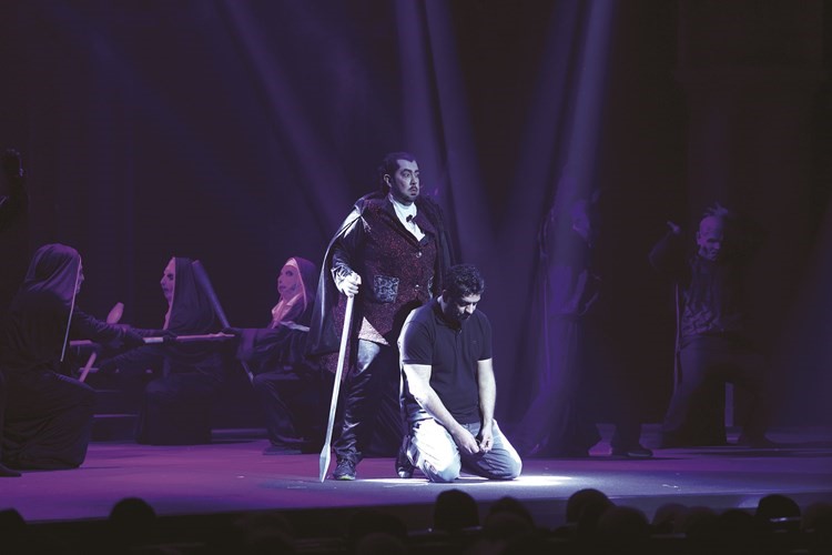 وفي مشهد آخر مع مشعل الشايع﻿