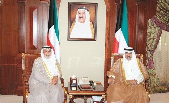 سمو ولي العهد الشيخ نواف الأحمد مستقبلا المستشار يوسف المطاوعة﻿