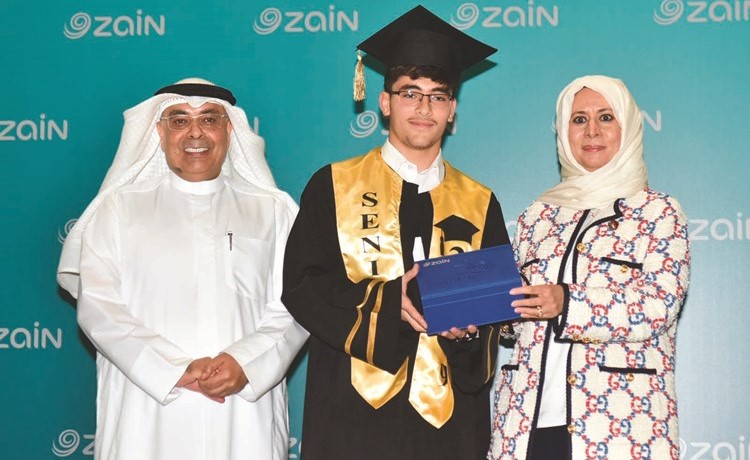 فيصل المقصيد وإيمان الروضان يكرمان الطالب علاء الفراج﻿