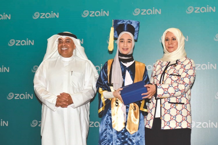 إيمان الروضان تكرم المتفوقة آية رمزي﻿