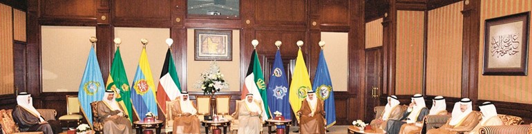 صاحب السمو الأمير الشيخ صباح الأحمد مستقبلا صاحب السمو الملكي الأمير د.منصور بن متعب بحضور سمو ولي العهد الشيخ نواف الأحمد وسمو رئيس مجلس الوزراء الشيخ جابر المبارك  ﻿﻿والشيخ علي الجراح والشيخ محمد الخالد والشيخ محمد العبدالله وأحمد فهد الفهد والشيخ خالد العبدالله وسفير خادم الحرمين لدى الكويت الأمير سلطان بن سعد﻿