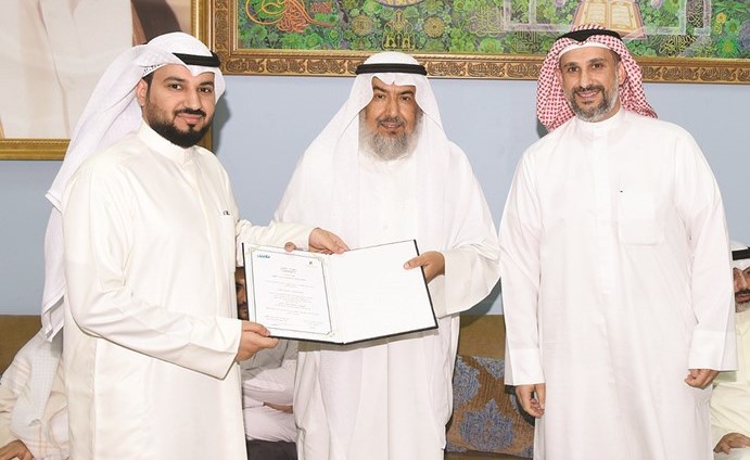 تكريم أحد المشاركين﻿