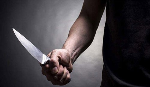 أردني يطعن عائلة من جيرانه ويلوذ بالفرار