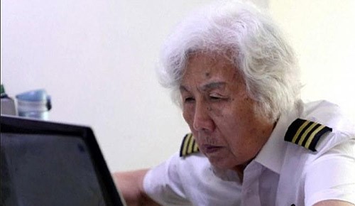 بالفيديو.. لا توجد متعة تضاهي قيادة الطائرة بعد الثمانين من العمر