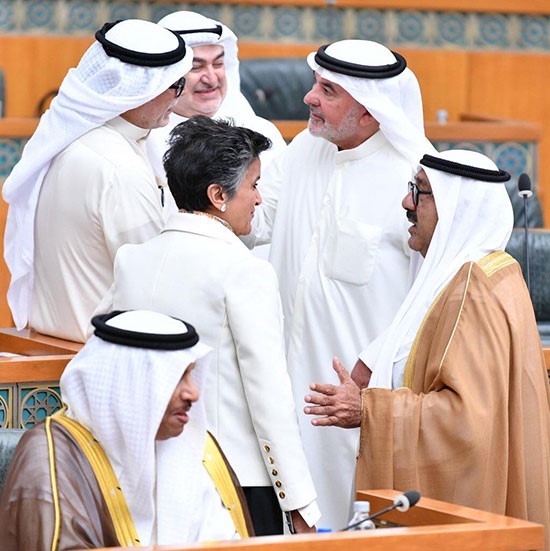 سمو الشيخ جابر المبارك والشيخ ناصر الصباح في حديث مع صفاء الهاشم ويبدو النواب صالح عاشور وخليل الصالح وصلاح خورشيد