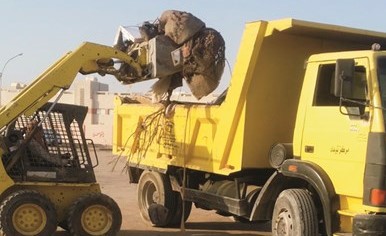 جانب من إزالة المخلفات والأنقاض ﻿