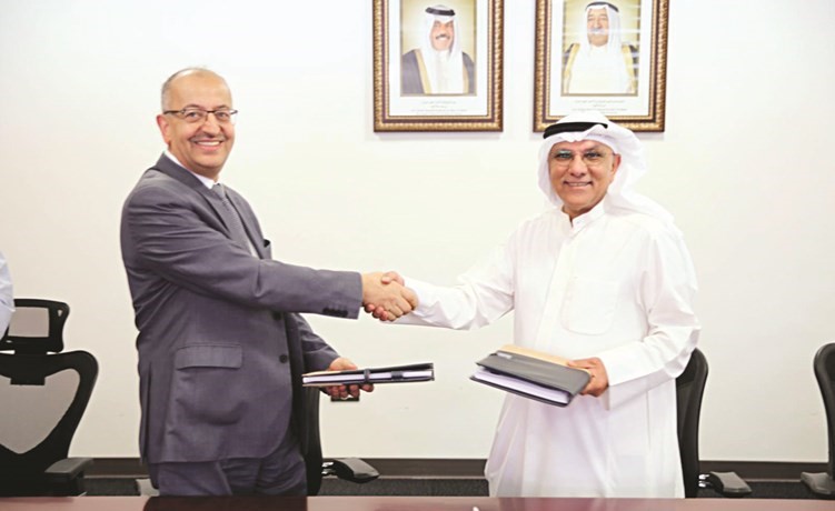 د.خالد البقاعين ود.عادل الزراعي خلال توقيع الاتفاقية﻿