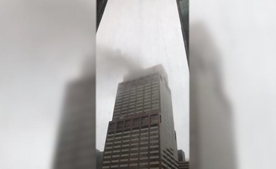 بالفيديو.. المشاهد الأولى بعد حادث تحطم مروحية على سطح مبنى بنيويورك